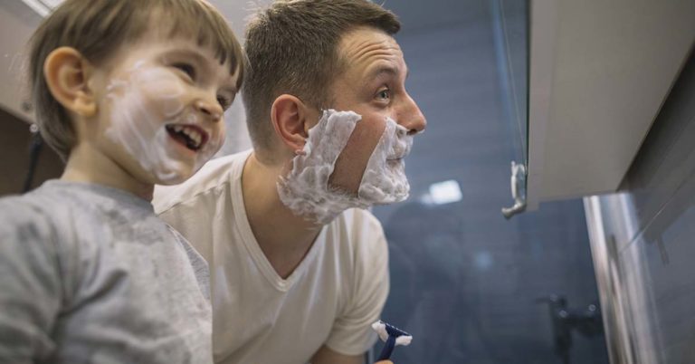 Criança fazendo barba com o pai