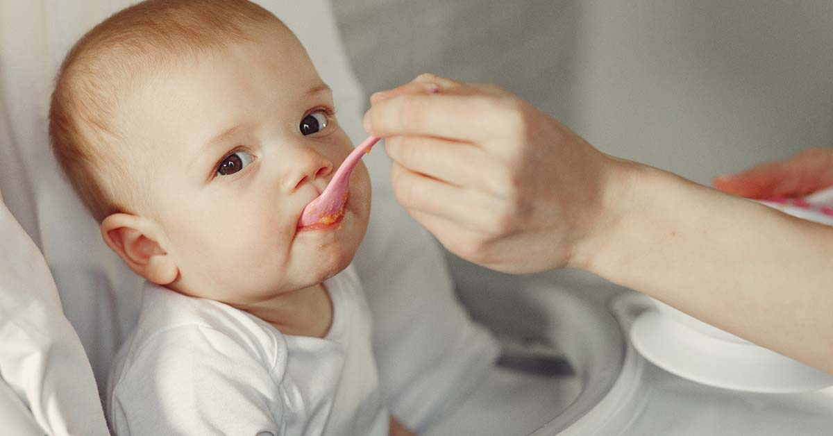 Bebê comendo papinha